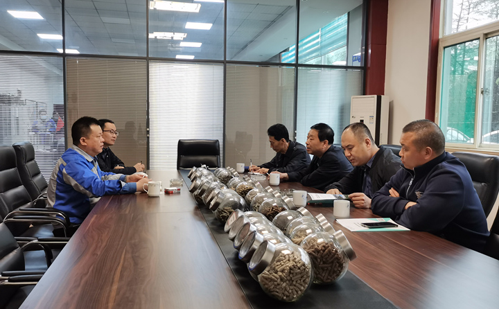 與集團(tuán)總經(jīng)理孫寧波及部門負(fù)責(zé)人座談，就項(xiàng)目建設(shè)、環(huán)境影響、補(bǔ)貼政策等內(nèi)容進(jìn)行了探討交流